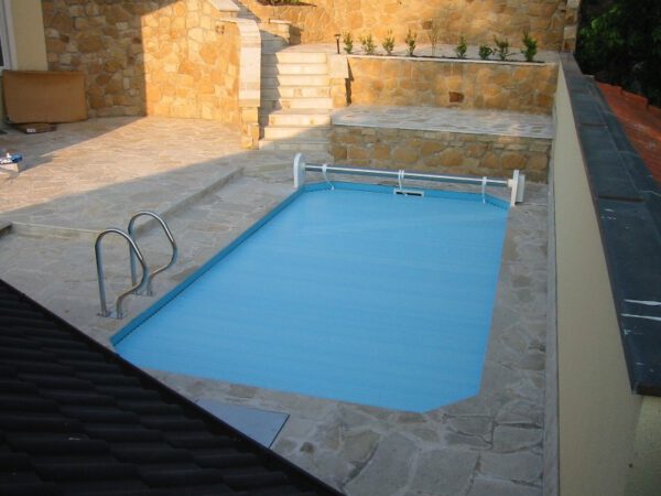 כיסוי בטיחותי לבריכות שחייה